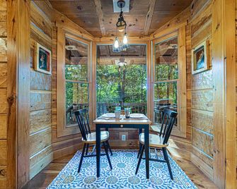 Luxury cabin in the woods, 2 bedrooms plus loft - Fairfield - Dining room