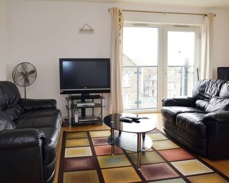 Beautiful 2 Bedroom Flat With Wi Fi,sleeps 6 - London - Living room