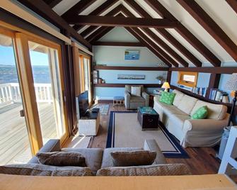 Spectacular Private Waterfront Cottage on Bayside. Panoramic Views. Pet Friendly - Wellfleet - Living room