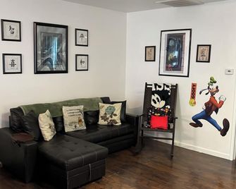 Contemporary California Bungalow - بريا - غرفة معيشة