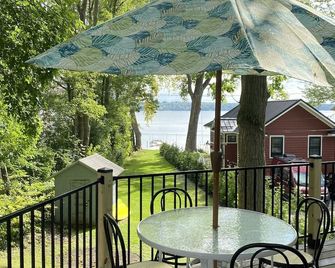 Newly Renovated Lake Cottage - available for the very first season! - Auburn - Balkon