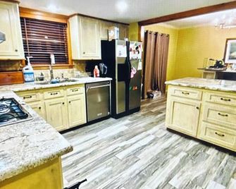 Marvelous 4-bedroom house with AC in charming Liberty - Liberty - Keuken