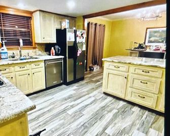 Marvelous 4-bedroom house with AC in charming Liberty - Liberty - Kitchen