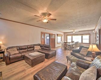 Pet-Friendly Ogallala Home about 7 Mi to Lakefront! - Ogallala - Sala de estar