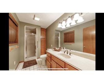 Heber Hideaway~5minute walk to the lake - Heber Springs - Bathroom
