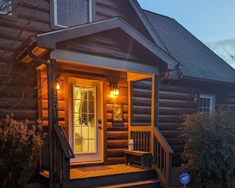 Dog Friendly Skyline Drive Retreat: 3 King Suites, Views & Firepit! 1pm checkout - Front Royal - Building