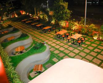 Hotel Parth Residency - Gangāwati - Patio
