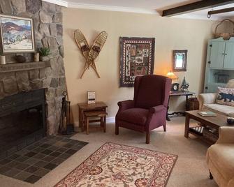 A Northwoods Cabin! - Bartlett - Living room