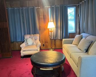Fully furnished 3-bedroom house sporting Queen-size beds in each room - Salisbury - Living room