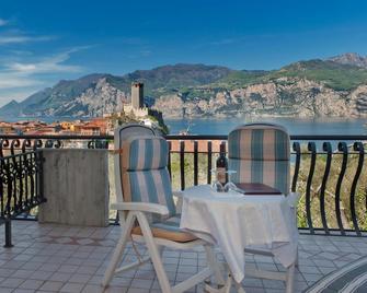 Hotel Augusta - מלצ'זינה - מרפסת