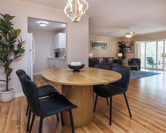 Charming 2-bedroom condo in Midtown Charlotte, in Myers Park - Charlotte - Salle à manger
