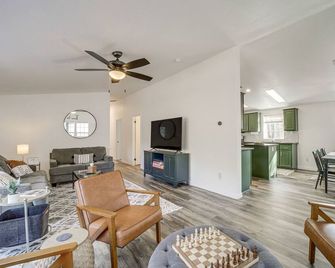 Mtn Views + Playground: Family-Friendly Pine Cabin - Pine - Sala de estar