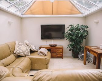 Wayside , 3 bed , 2 bath charming house close to Lincoln - Lincoln - Living room