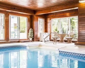 Classic Inn - Saco - Bazén