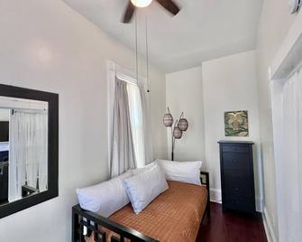 Balcony on Forsyth Park, 2-br Historic Savannah, Ga. - Savannah - Sala de estar