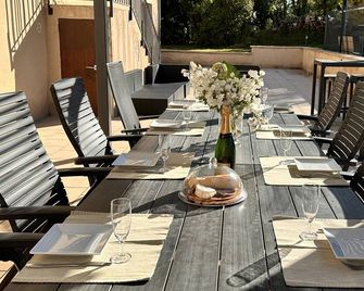Beautifully Converted Farmhouse, family friendly with heated pool, huge garden - Saint-Malo-en-Donziois - Restaurant