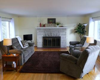 Cozy Farmette Easy Access Bedford Pa - Bedford - Living room