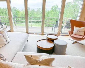 Sugarbush Vista - 4000sq. ft. Estate with Hot Tub & Mountain Views - Warren - Living room