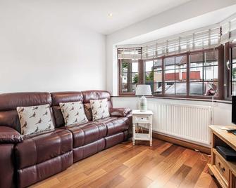 Family-friendly 3BR Private Garden Free Parking - New Malden - Living room