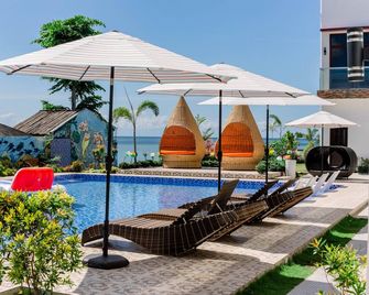 Sonrisa Resort De Playa by Hiverooms - San Remigio - Pool