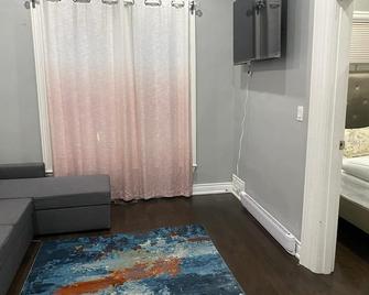 Downtown Apartment 2/3 People - Bowmanville - Living room