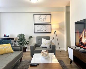 Entire apartment with king bed /traveling professionals welcome! longterm stays - Detroit - Living room