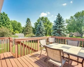Sporty Blaine Home with Games about 2 Mi to Super Rink! - Blaine - Balcony