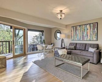 Scenic Sequoia: A Chic California Hillside Retreat - San Anselmo - Sala de estar