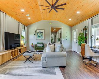 Peaceful Farm Stay: Damascus Cabin on 120 Acres! - 卡勒昆 - 客廳