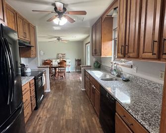 Cowgirl Casa ~ ADA accesible & kid friendly 3/2 ranch home in Montrose, CO - Montrose - Cocina