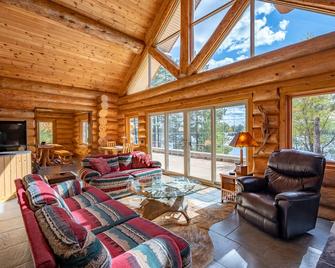 Stunning 4 Season Lake Burntside Log Cabin - Ely - Living room