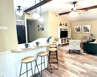2 Bdrm Treehouse Hideaway- Lake Conroe | Boat Ramp - Montgomery - Huiskamer