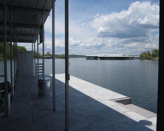 Lakefront Condo With Private Deck To Enjoy The Views Of The Water And Dock - Hollister - Balkón