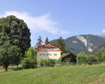 Idyllic traffic-free apartment for hiking, skiing, cycling with EV charging station - Domleschg - Edificio
