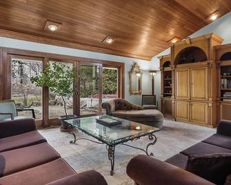 Elegant home with Pine Lake Access in West Bloomfield, Michigan - West Bloomfield - Living room