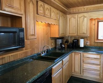 Black River Retreat (Dog Friendly!) - Bessemer - Kitchen