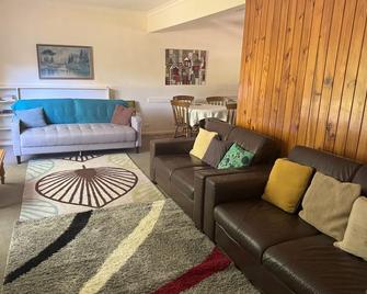 Ovensview On Riverside - Bright - Living room