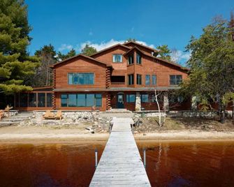 Elbow Lake Lodge: Breakwater 3br/1ba Lakefront Cabin - Orr - Edificio