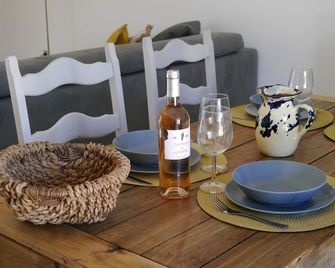 Nice little Provencal mazet with private pool - Lagnes - Dining room