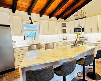 30+ Cozy Cottage on Lake Lanier Dock, Fenced Yard & Pet Friendly! - Cumming - Kuchyň