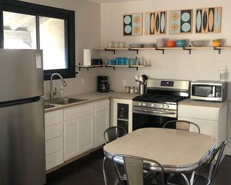 Apt. located near Forest Park, Zoo, Washington & Fontbonne University - Richmond Heights - Kitchen