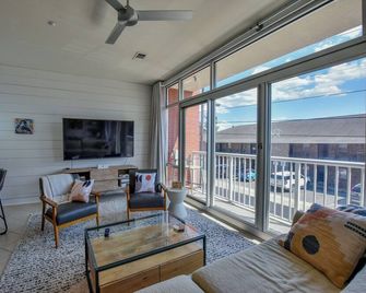 Roll Tide Too-Book for football season! Walk to Stadium! Rooftop Deck! - Tuscaloosa - Living room