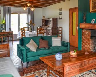 Cozy Home In Saint-Pardoux-La-Riviè With Wifi - Saint-Saud-Lacoussière - Sala de estar