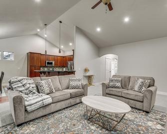 Eugene Area Home 18 Mi to U of O! - Junction City - Living room