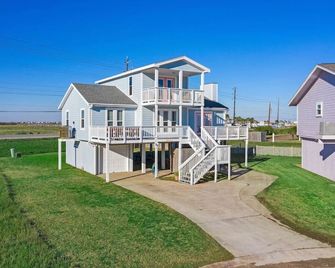 Stunning beach house with ocean views and large deck, just steps from the beach - Galveston - Edificio