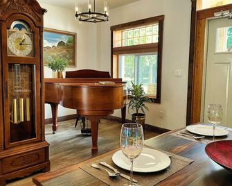 Be Still & Know, Fireplace, Firetable, Walk to Port - Port Washington - Comedor