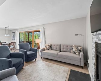 Relaxed Lakeside Living Near Petoskey - Petoskey - Living room