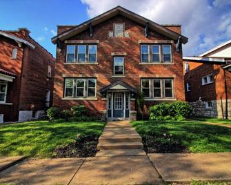 Elegant Minimalist Gem w/ Private backyard, W/D - St. Louis - Gebäude