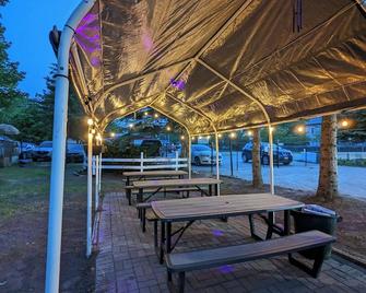 Tiny Wood Cottage 17 - Wasaga Beach - Patio