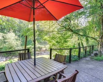 Riverfront Sandy Retreat, Fish And Kayak - Sandy - Patio